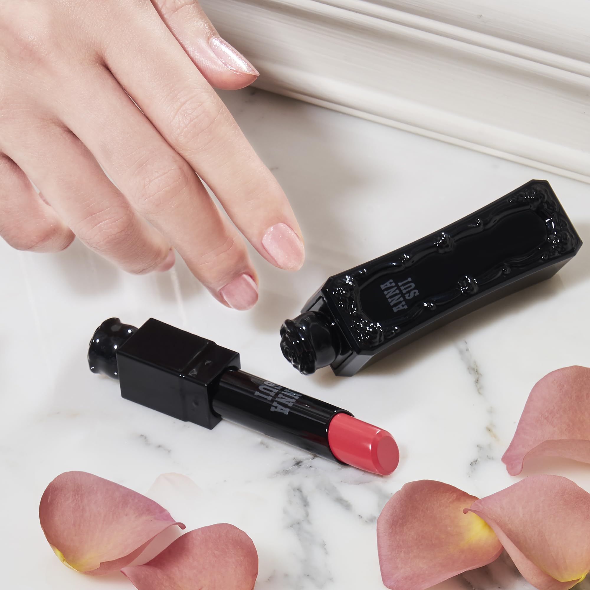 ANNA SUI Lipstick Rouge – Smooth Fit Texture, Vibrant Color, Long-Lasting Shine & Moisture (0.12 oz)