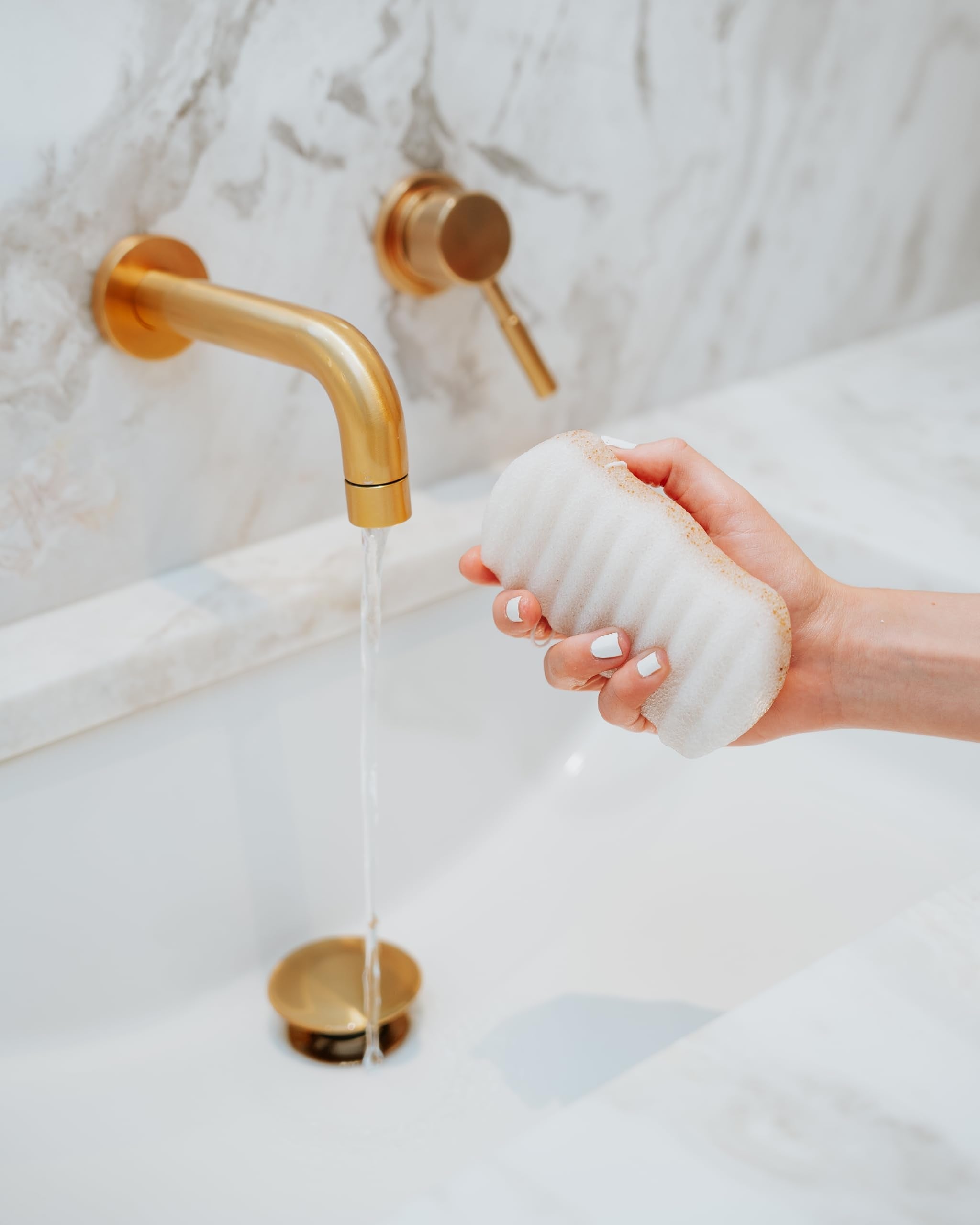 Bathorium Konjac Walnut Shell Sponge — Gentle Cleansing & Dual-Sided Exfoliation