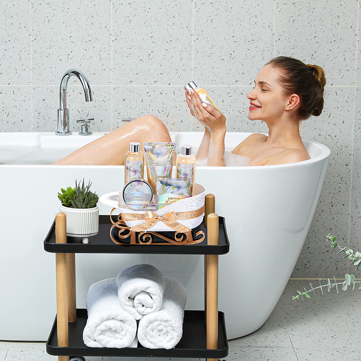 BODY & EARTH Jasmine & Honey Gift Set – New Year Spa Gift Basket for Women