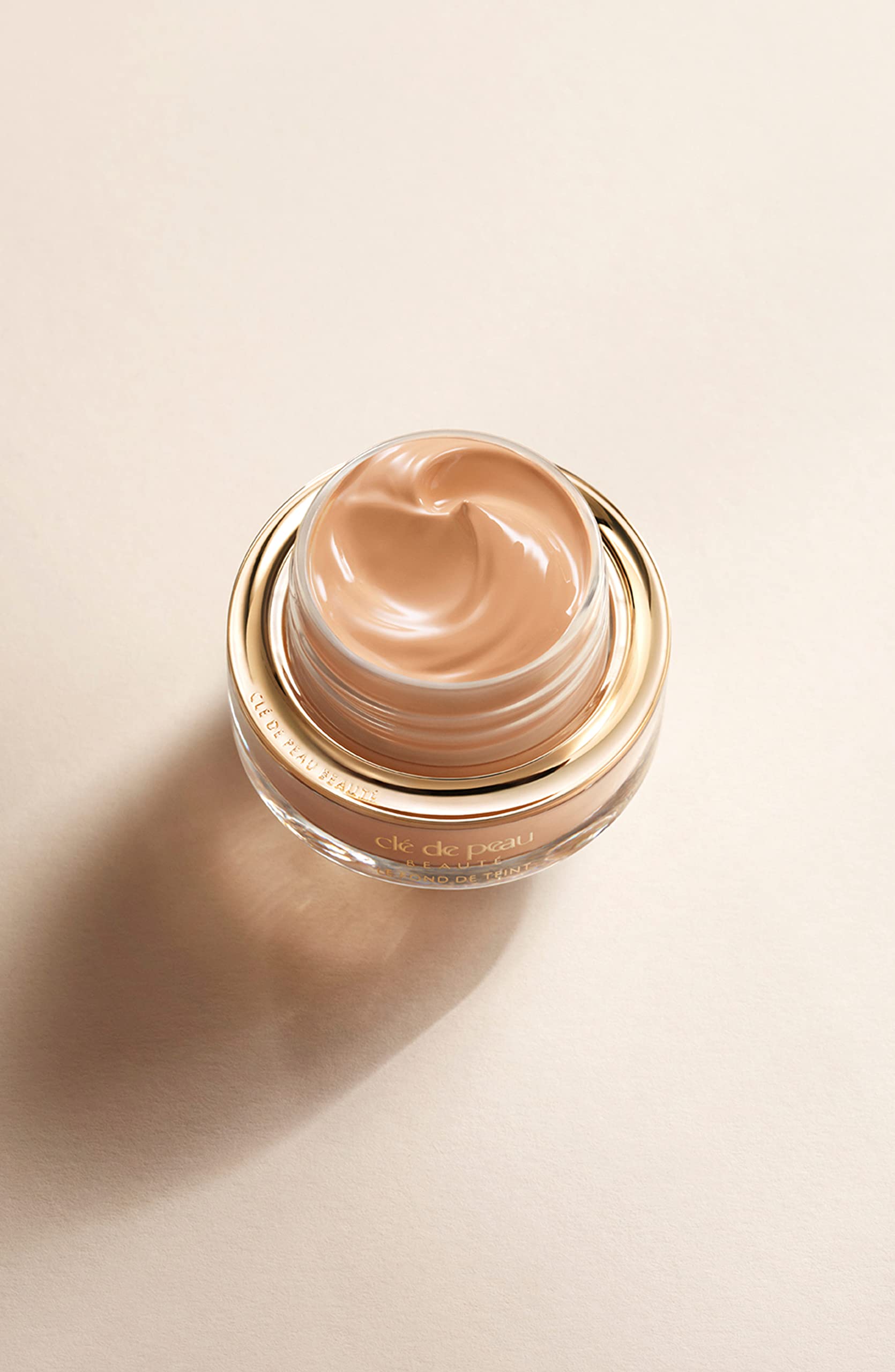 Clé De Peau Beauté Foundation SPF 22 – Light Tan Ocher (O40), 1 Fl Oz
