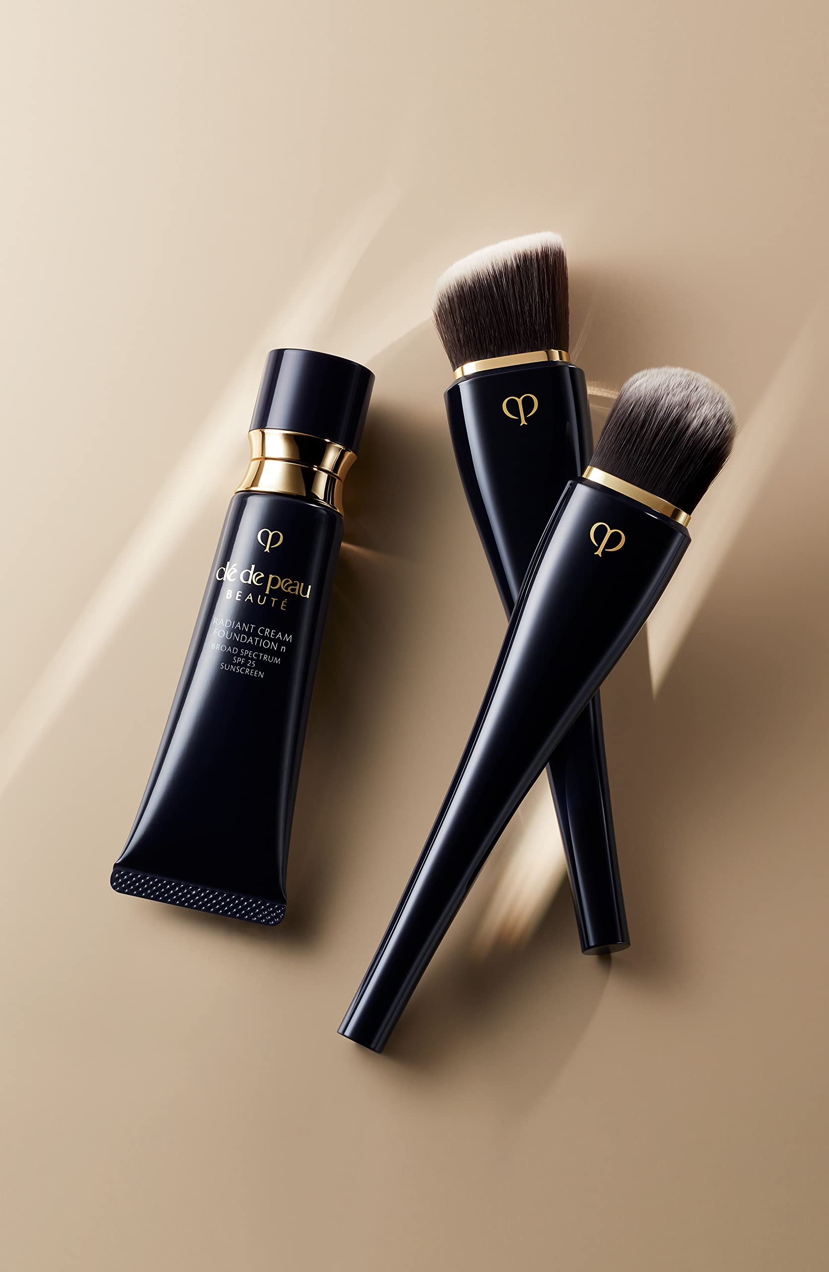 Clé de Peau Beauté Radiant Cream Foundation SPF 25 – Medium-to-Full Coverage, BF10