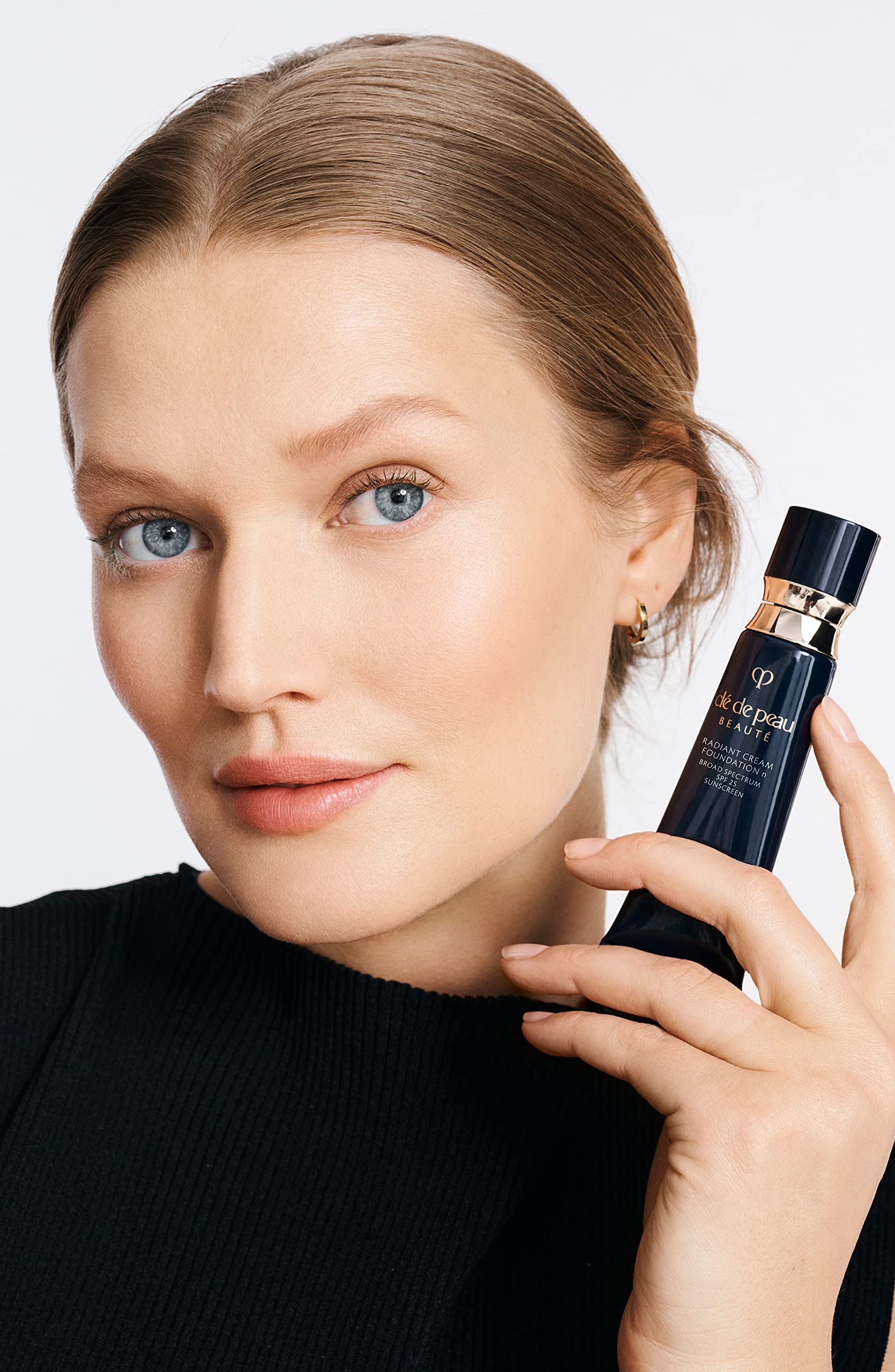 Clé de Peau Beauté Radiant Cream Foundation SPF 25 – Medium-to-Full Coverage, BF10