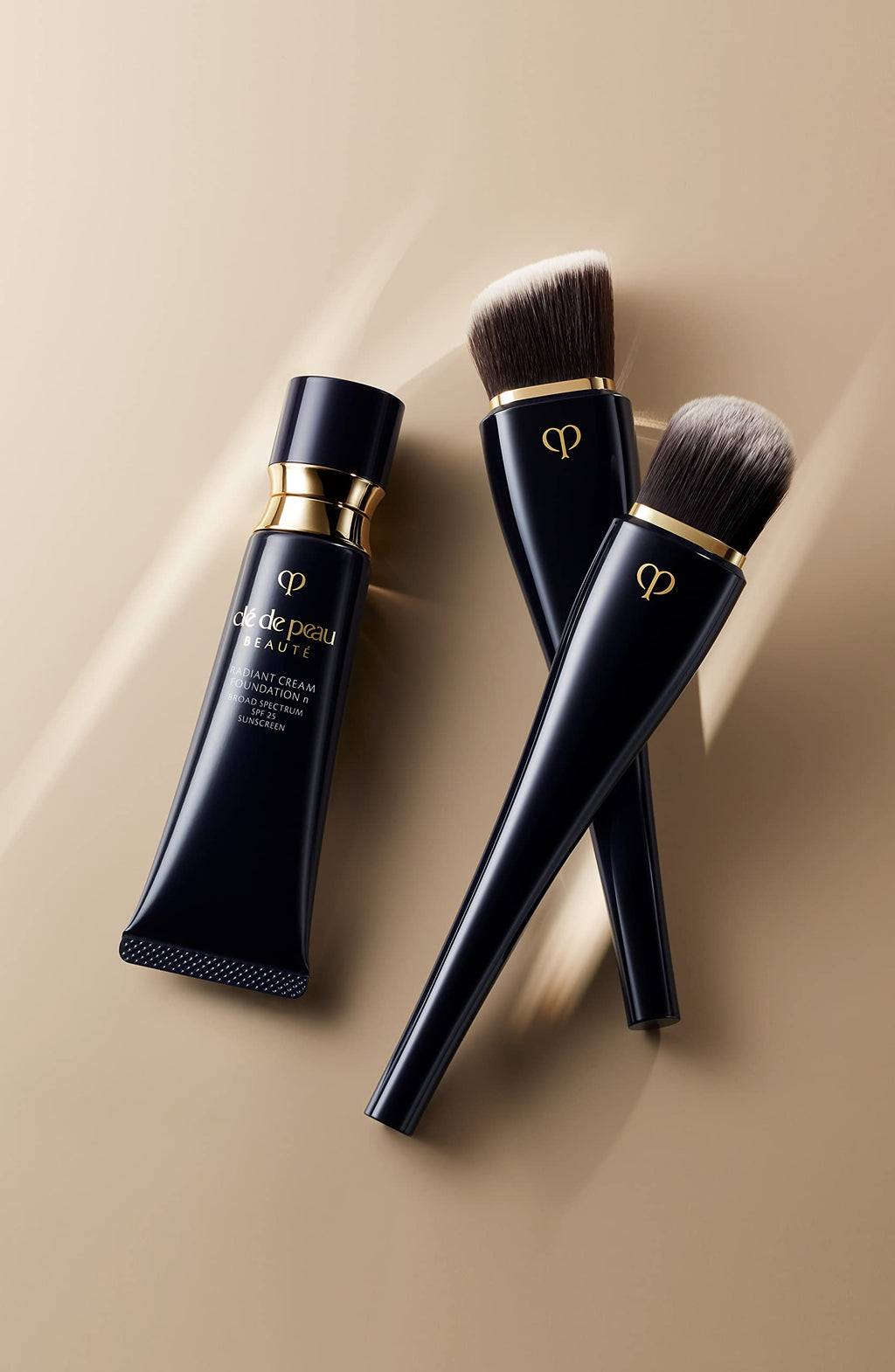 Clé de Peau Beauté Radiant Cream Foundation SPF 25 I10 – Skincare-Infused Coverage