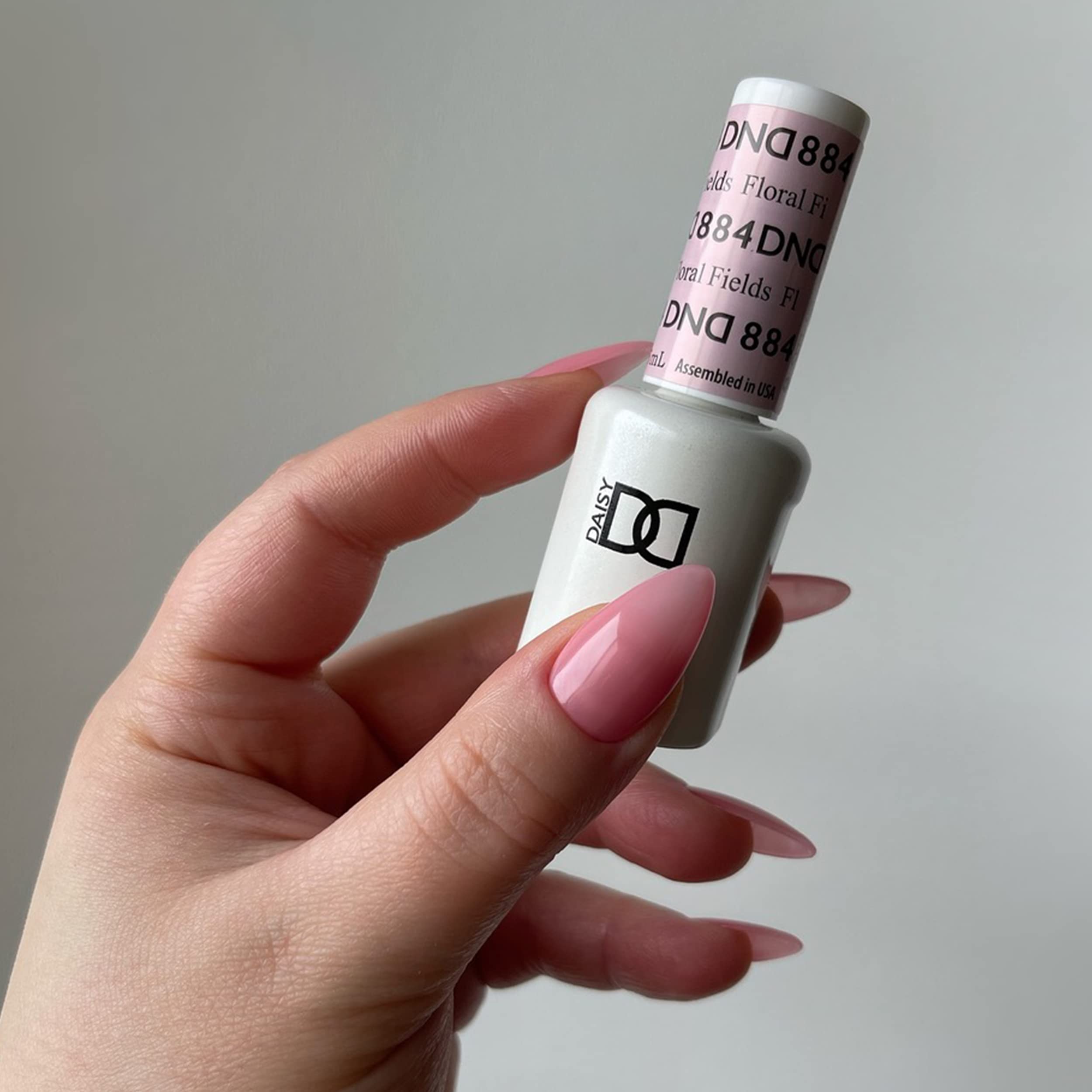 Daisy DND Gel Polish Set – Floral Fields #884 (Sheer Gel + Matching Lacquer), 0.5 oz