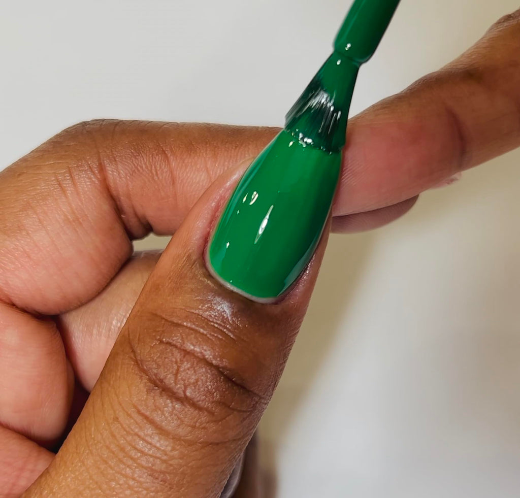 DAISY DND Gel Polish Set – Green Collection Duo, 4 Leaf Clover #748 (Gel + Lacquer, 0.5 fl oz each)