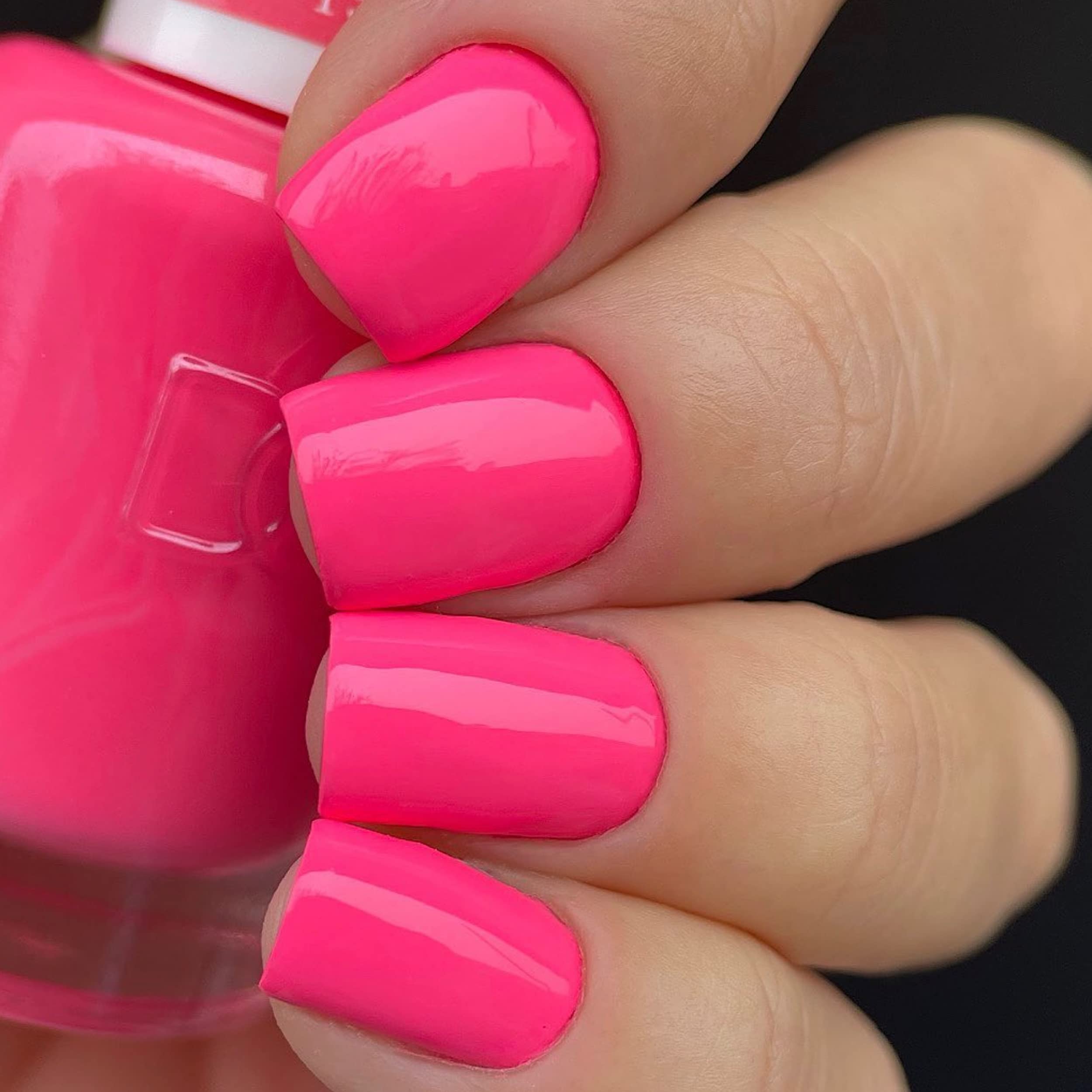 DAISY DND Gel Polish Set – Pink Collection Sweet Tooth 812 | UV/LED Gel Polish & Air-Dry Lacquer Duo, 0.5 Fl Oz