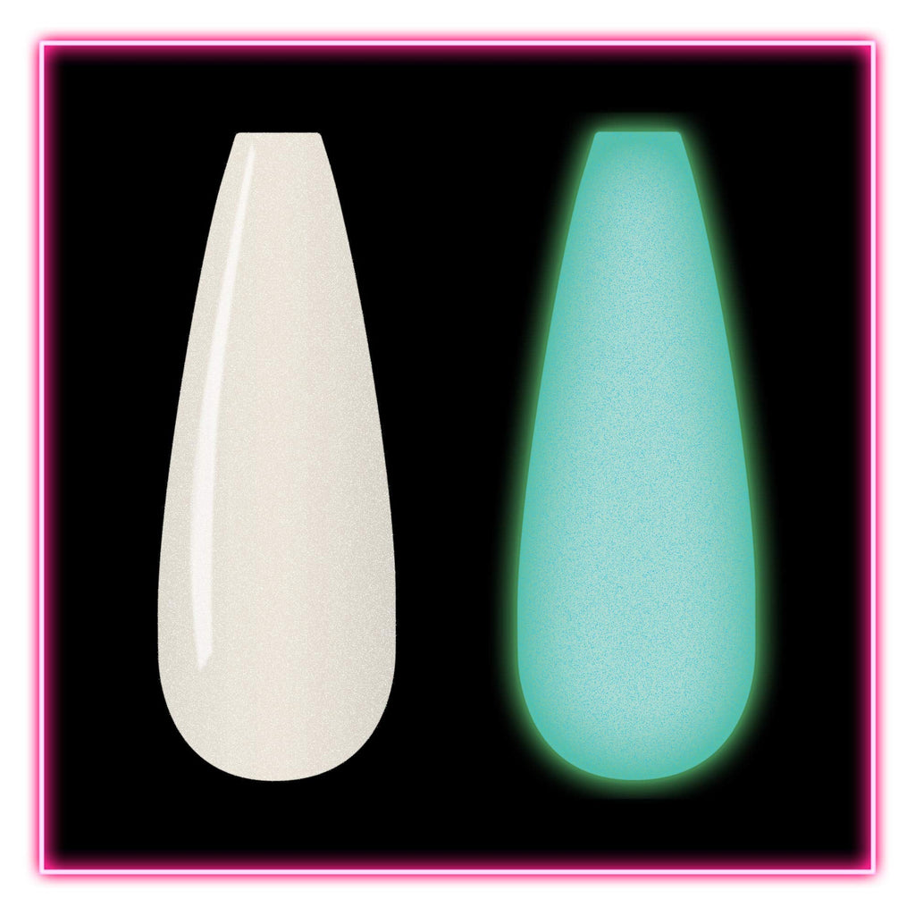 Kiara Sky Love Struck Dip Powder – Long-Lasting, Lightweight Nails (1 oz)