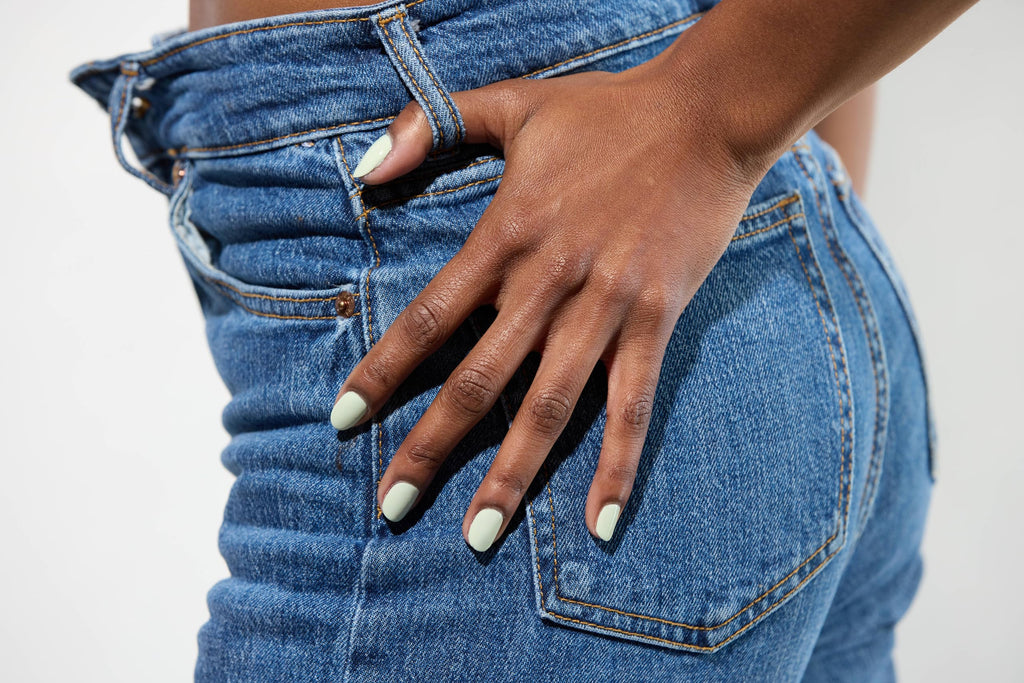LONDONTOWN lakur Nail Polish – Chip-Resistant, Non-Toxic Formula that Conditions & Hydrates Nails | Glossy White Sage Green, Lichen, 0.40 fl oz