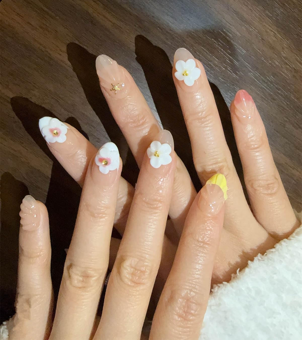 Ocean A04: 10 Short Almond Handmade Press-On Nails – 3D Floral Gradient with Starfish & Seashells (Autumn & Winter)