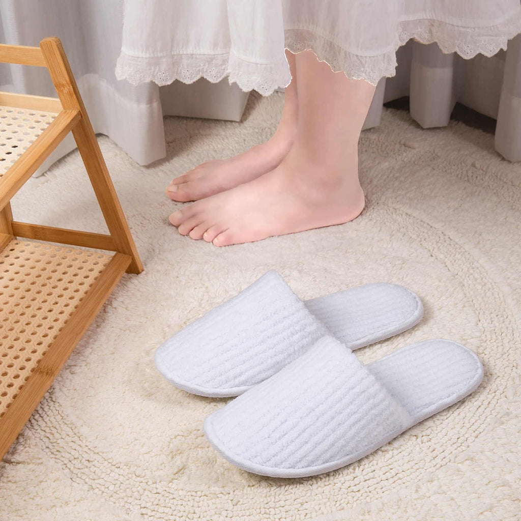 TINSKY 20 Pairs Disposable Guest Slippers – Non-Slip Hotel & Spa Slippers (White & Black)