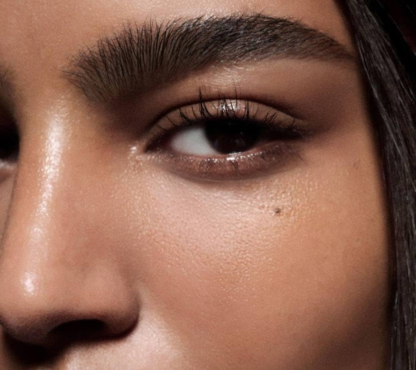 Victoria Beckham Feather Fix Brow – Medium Brunette + Complimentary Sheet Mask