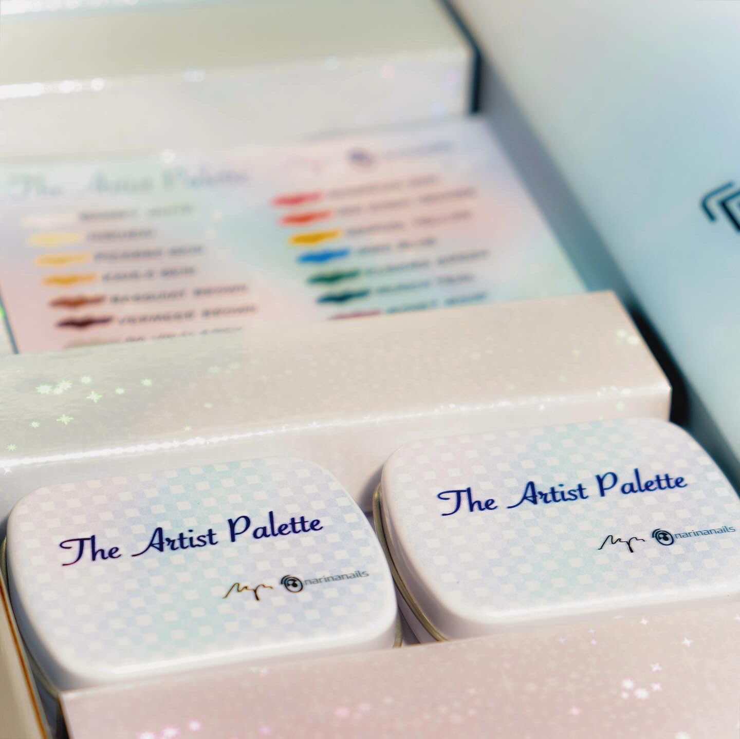 YJMyujimi Narina The Artist Palette x MPA — 16 Colours, Mixing Pad, 2 Mini Palettes, 24 Nail Art Grids, 5g Pigmented Colors